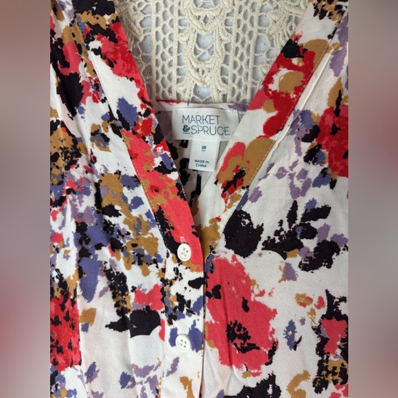 Market & Spruce 2X Sleeveless Lace Inset Floral Tunic Top in Red and White - Picture 6 of 10